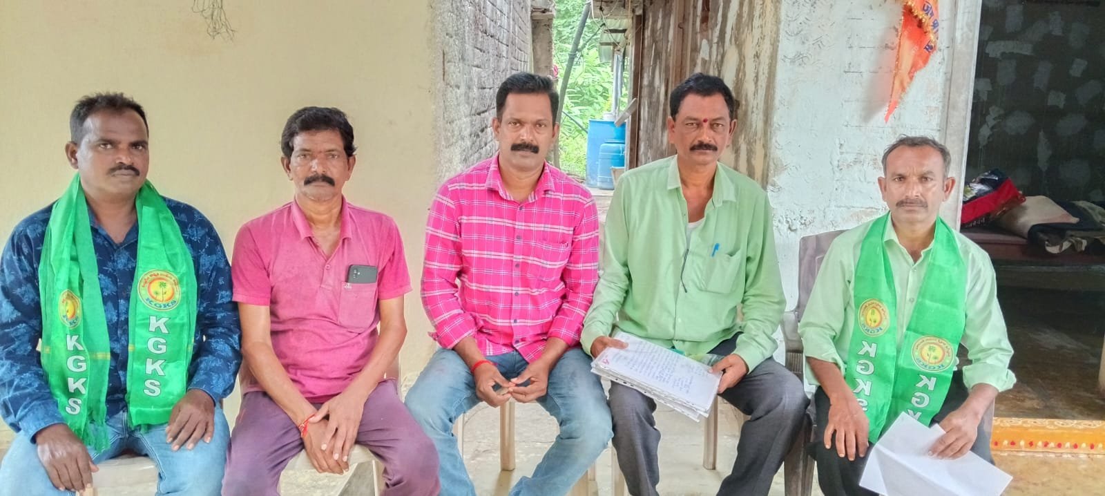 భూమిని అక్రమంగా పట్టా చేయించుకున్న వారి పట్టాలు రద్దుచేసి బాధ్యులైన రెవెన్యూ అధికారులను సస్పెండ్ చేసి  బాధితులకు న్యాయం చేయాలి